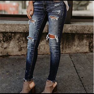 GILLY Distressed Skinny Jeans